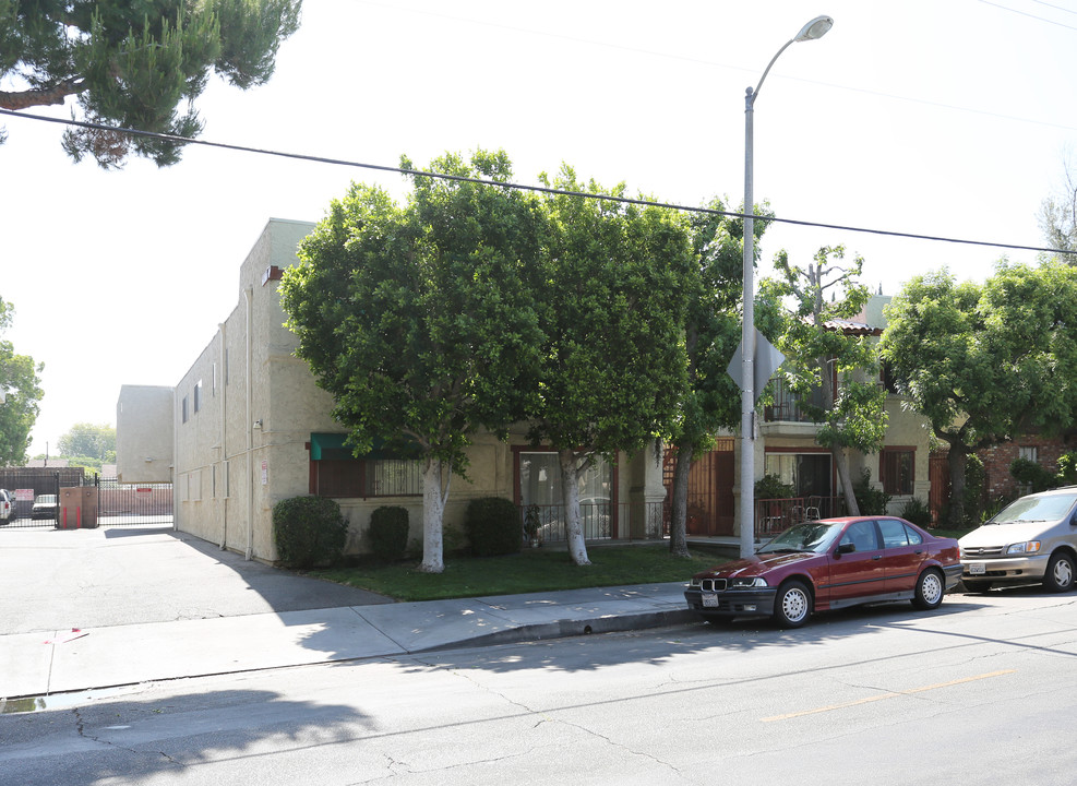 7034 Etiwanda Ave in Reseda, CA - Building Photo