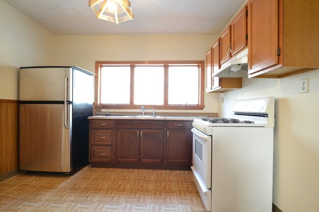 28 Montfern Ave, Unit 2 in Boston, MA - Building Photo - Building Photo