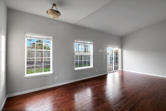 2058 SW Rock Rose Dr in Oak Harbor, WA - Building Photo - Building Photo