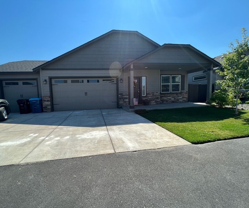789 NW 25th St in Redmond, OR - Building Photo