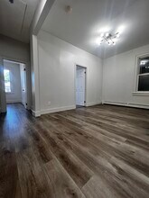 44 W 11th St, Unit 2 in Bayonne, NJ - Foto de edificio - Building Photo