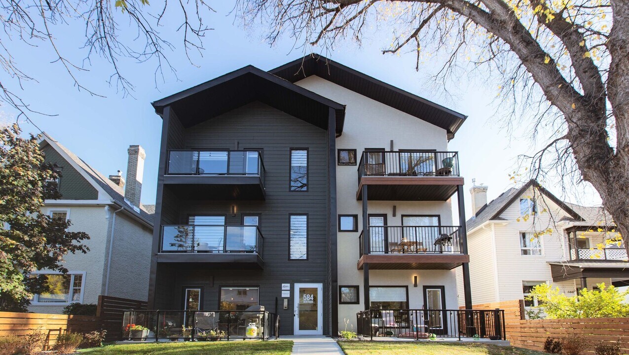584 Gertrude Avenue in Winnipeg, MB - Building Photo