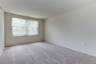 Mayfair House in Falls Church, VA - Foto de edificio - Building Photo