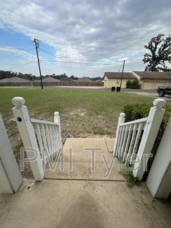 107 Tracy Lynn St in Longview, TX - Building Photo - Building Photo