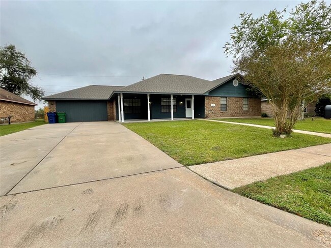 809 Manor Dr in Angleton, TX - Building Photo - Building Photo