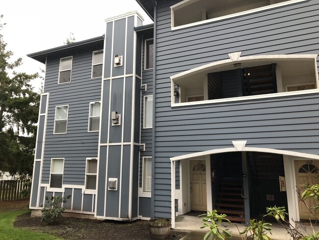 property at 300 N Oak Harbor St