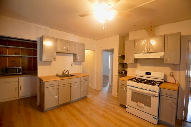 61 Burr Ct in Bridgeport, CT - Building Photo - Building Photo