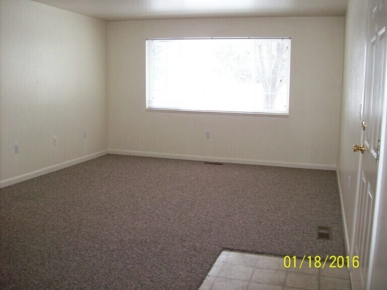 343 W Pine St in Shelley, ID - Building Photo