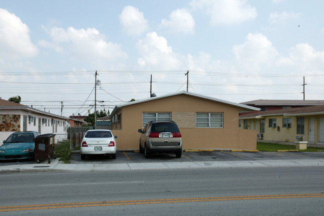 149 W 9th St in Hialeah, FL - Foto de edificio - Building Photo