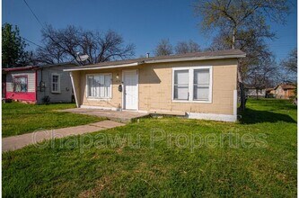 819 Larry St in San Antonio, TX - Building Photo - Building Photo