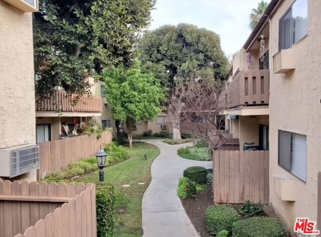 17900 Sherman Way in Los Angeles, CA - Building Photo - Building Photo