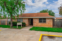 Crest View Apartments in Poteet, TX - Foto de edificio - Building Photo