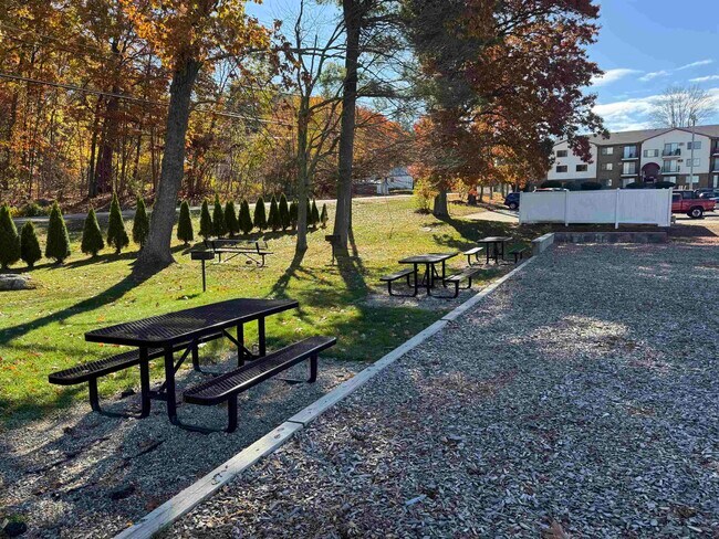 136 Mammoth Rd in Hooksett, NH - Building Photo - Building Photo