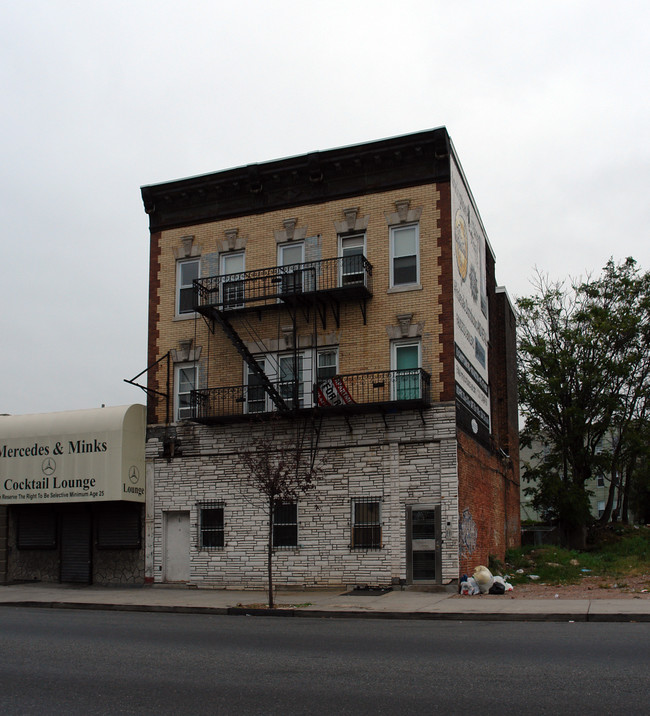 572 Springfield Ave in Newark, NJ - Foto de edificio - Building Photo