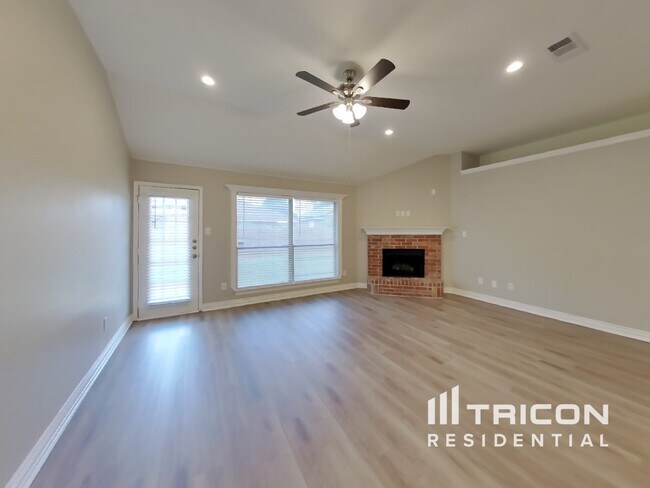 821 Passive Dr in Cedar Hill, TX - Foto de edificio - Building Photo