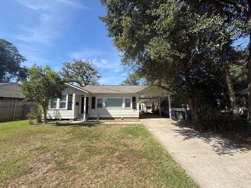 2249 Edinburgh Ave in Baton Rouge, LA - Building Photo