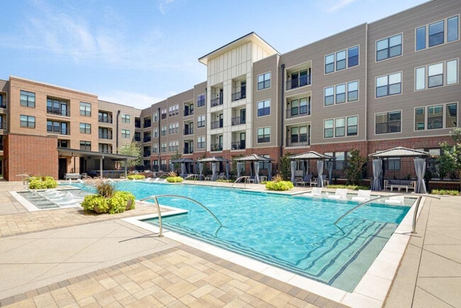 15250 Quorum Dr in Addison, TX - Building Photo - Building Photo