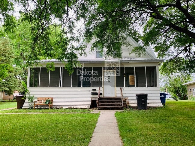 property at 915 W 4th Ave