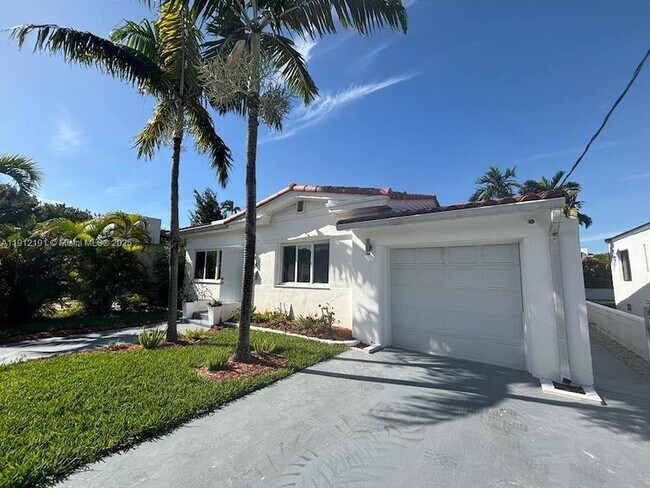 9324 Byron Ave in Surfside, FL - Foto de edificio - Building Photo