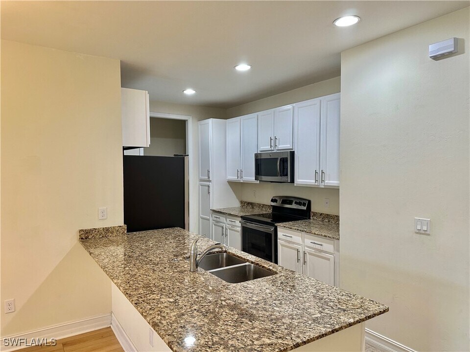 7776 Bristol Cir in Naples, FL - Building Photo