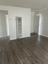 736 W Century Blvd, Unit 736 in Los Angeles, CA - Building Photo - Building Photo