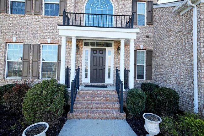 12301 Rotunda Ln in Chester, VA - Foto de edificio - Building Photo