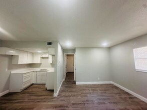 618 93rd Ave N in St. Petersburg, FL - Foto de edificio - Building Photo