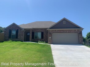 537 Buckboard Rd in West Fork, AR - Foto de edificio - Building Photo