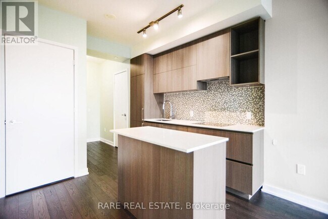 1 Yorkville Ave in Toronto, ON - Building Photo - Building Photo