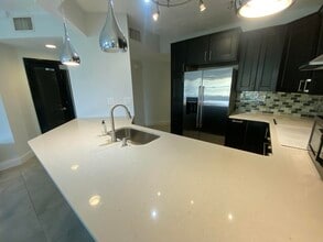 400 Uno Lago Dr in North Palm Beach, FL - Building Photo - Building Photo