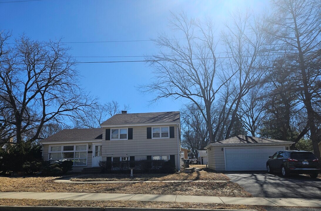 711 Warwick Ave in Barrington, IL - Building Photo