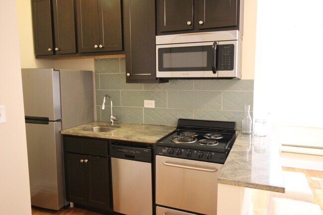 1210 W Granville Ave, Unit 200 in Chicago, IL - Building Photo - Building Photo