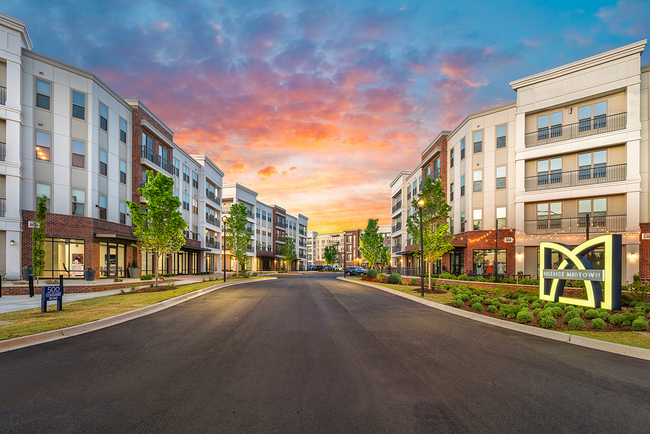 District Midtown in Greenville, SC - Foto de edificio - Building Photo