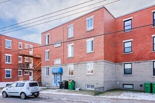 835 William-Macdonald St Apartments