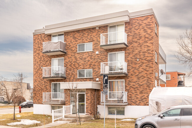 440 Robin Boul in Laval, QC - Building Photo - Building Photo