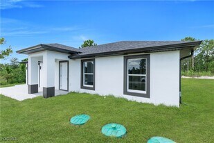 206 Pembroke St in Lehigh Acres, FL - Building Photo