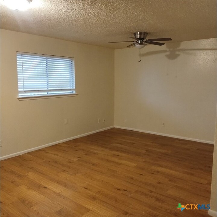 300 N Milam St in Seguin, TX - Foto de edificio