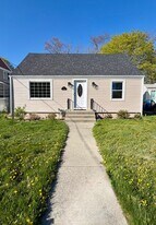 38 Pine St in Seekonk, MA - Building Photo