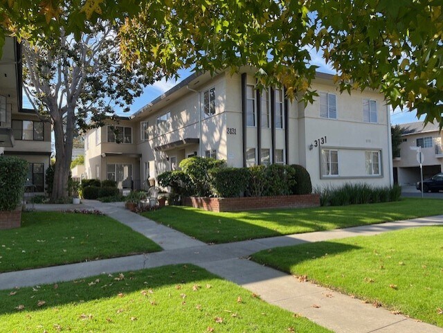 3131 S Barrington Ave in Los Angeles, CA - Building Photo