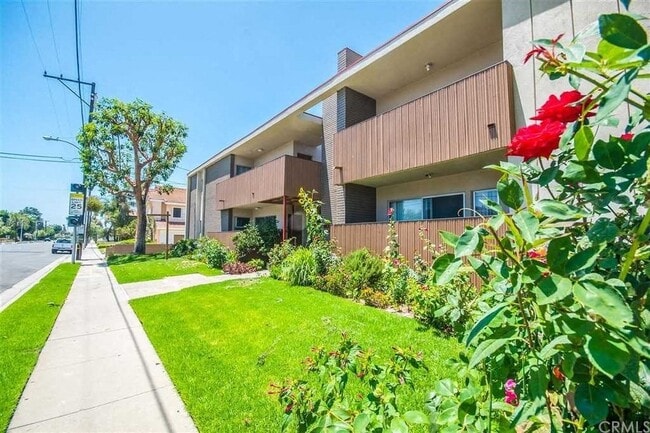 10327 Downey Ave. in Downey, CA - Building Photo - Building Photo