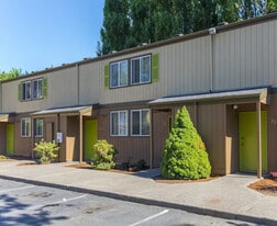 Burnwood Manor in Woodburn, OR - Building Photo