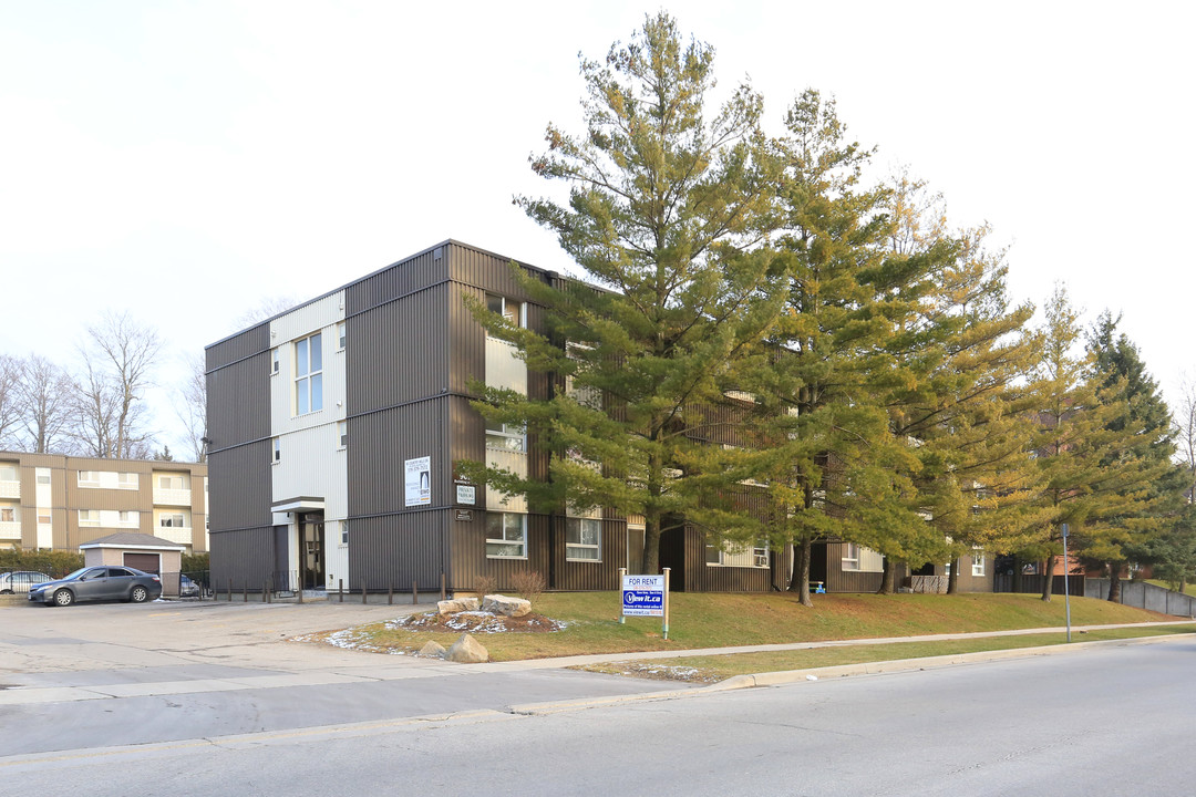 90 Country Hill Dr in Kitchener, ON - Building Photo