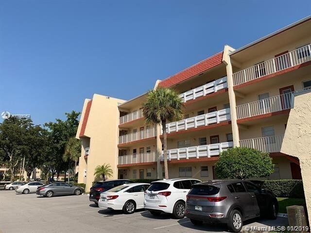 1020 Country Club Dr-Unit -106 in Margate, FL - Building Photo