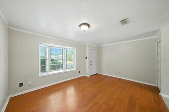 10666 Hazelhurst Dr in Houston, TX - Building Photo - Building Photo