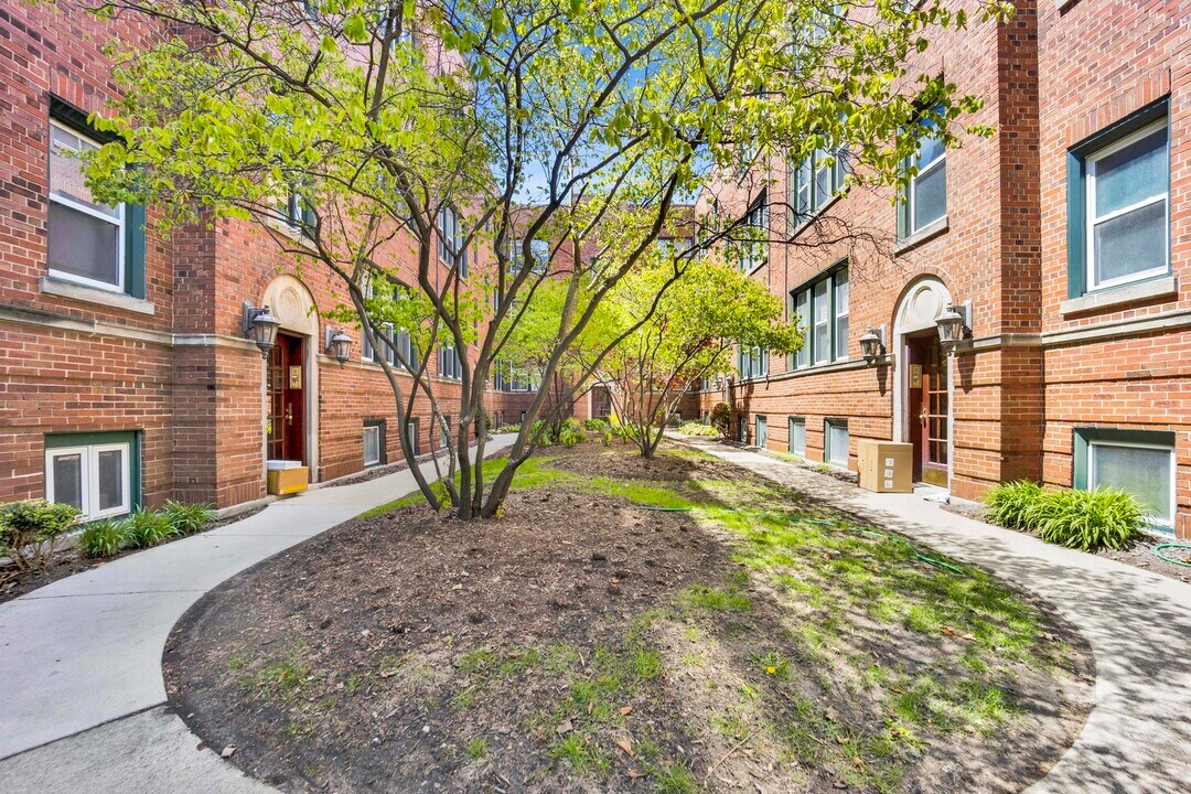 2026 N Burling St in Chicago, IL - Building Photo