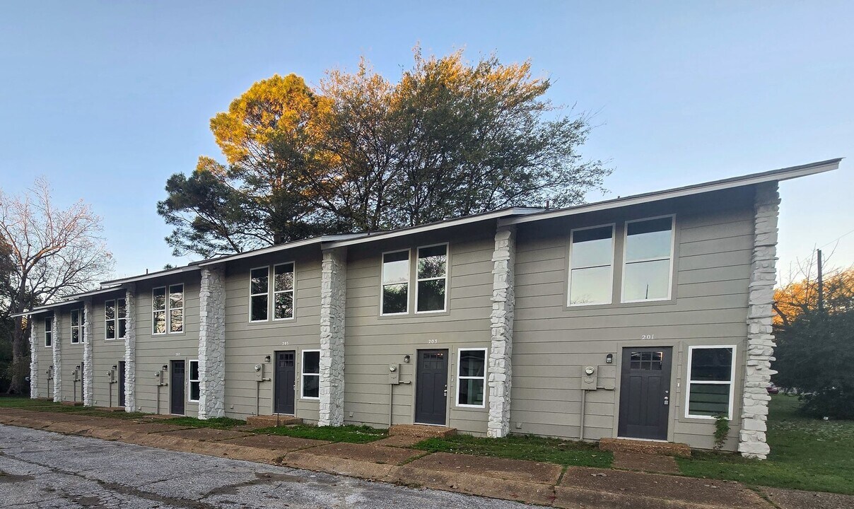 207 S Poplar St in Newport, AR - Building Photo