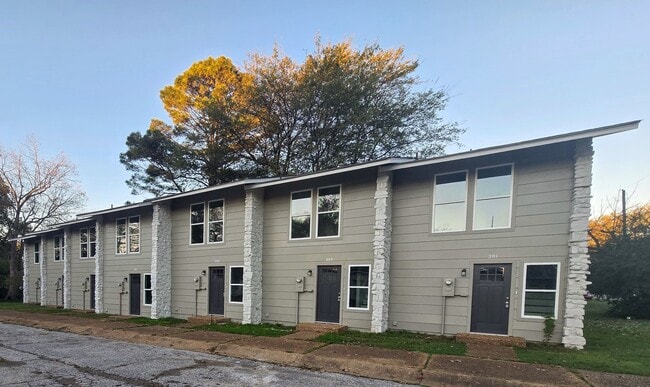 property at 207 S Poplar St
