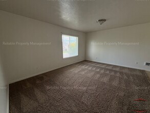 3124 E Chasewood Dr, Unit 4 in Ammon, ID - Foto de edificio - Building Photo