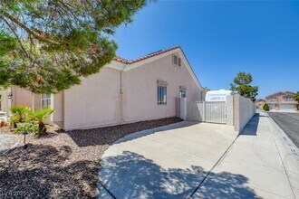 8528 Crest Hill in Las Vegas, NV - Foto de edificio - Building Photo