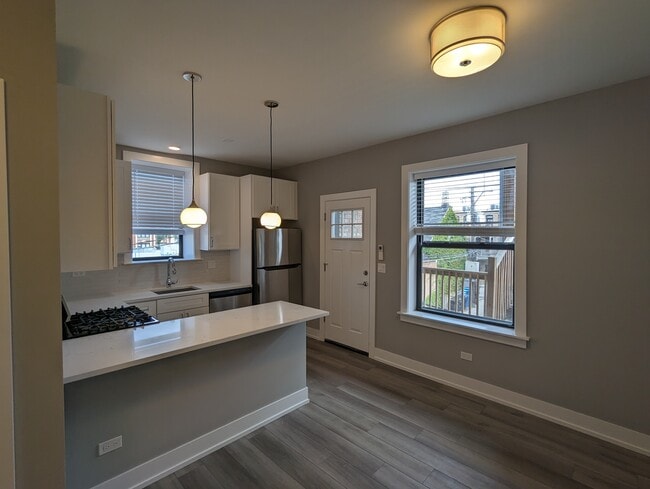 3935 N Janssen Ave, Unit 3941-1E in Chicago, IL - Building Photo - Building Photo